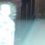 Sosok hantu gadis kecil melambai ke kamera. Hiiiiiii..... foto: repro mirror.co.uk