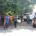 Warga yang penasaran melihat proses pembongkaran makam Tadarus Faris Lukman Hakim.