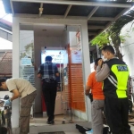 Sejumlah petugas saat melakukan olah TKP di salah satu ATM BNI. foto: ist