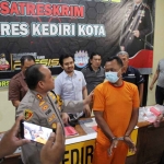 Kapolres Kediri Kota, AKBP Wahyudi saat mengajak dialog tersangka BS. Foto: Ist. 