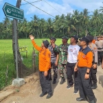 Petugas saat menyusuri jalur evakuasi di Pantai Konang, Trenggalek.