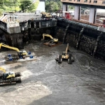 Kegiatan flushing Bendung Lodoyo di Kabupaten Blitar tahun 2023. Foto: Dok. Perum Jasa Tirta I.