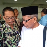 KH Ahmad Mundzir usai menghadiri pertemuan yang membahas patung Kwan Sing Tee Koen. foto: SUWANDI/ BANGSAONLINE