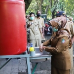 Bupati Jombang saat menyosialisaikan cara cuci tangan yang benar. foto: AAN AMRULLOH/ BANGSAONLINE