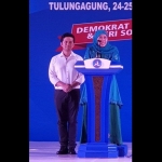 Khofifah didampingi Emil Dardak saat memberi sambutan di acara penutupan Rakerda Partai Demokrat Jatim di Tulungagung. 