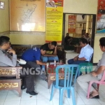 Dua pasangan yang digerebek warga lantaran diduga selingkuh dibawa ke Mapolsek Purewrejo. foto: SUPARDI/ BANGSAONLINE