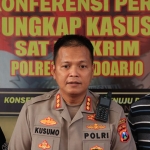 Kapolresta Sidoarjo, Kombes Pol Kusumo Wahyu Bintoro, saat konferensi pers terkait penembakan juragan rongsokan di Candi.