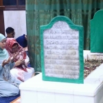 Gubernur Khofifah saat ziarah ke makam Habib Abu Bakar Bin Muhammad Umar Assegaf di Masjid Jami