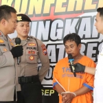 R (51) saat ditanya oleh Kapolresta Sidoarjo terkait pemukulan menggunakan tabung elpiji hingga menewaskan istrinya.