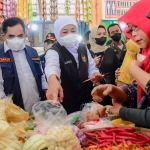 Gubernur Jawa Timur Khofifah Indar Parawansa saat blusukan dan sidak ke Pasar Babat Lamongan, Selasa (6/9/22). 