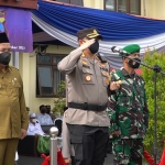 Kapolres Pasuruan AKBP Erick Frendriz saat memimpin Apel Gelar Pasukan Ops. Zebra Semeru 2021 disaksikan Wabup Pasuruan Abdul Mujib Imron. 