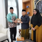 Menteri Agraria dan Tata Ruang (ATR)/Kepala Badan Pertanahan Nasional (BPN), Nusron Wahid, saat menyampaikan undangan HUT ke-80 Kemerdekaan RI kepada KH. Ma