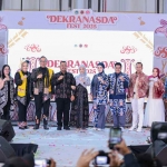 Bupati Gresik Fandi Akhmad Yani, Wabup Asluchul Alif serta Ketua DPRD Gresik M Syahrul Munir beserta istri dan pejabat Forkopimda dalam gelaran Dekranasda Fest 2025. (Ist)