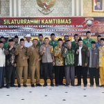 Foto bersama Kapolresta Sidoarjo, pejabat utama dan Kapolsek, pengurus FKUB, MUI, Kemenag, takmir masjid serta beberapa ormas.