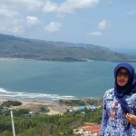 Endang Surjasri, Kepala Disparpora Pacitan saat berada di salah satu pantai.