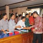 Plh Bupati Yuhronur Efendi saat menyalami peserta sosialisasi ADD. (haris/BANGSAONLINE)