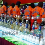 Sitaan Minuman Keras di acara Deklarasi Gerakan 222, Lumajang ZeroMILO. foto: IMRON/ BANGSAONLINE