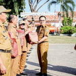 Bupati Pamekasan Baddrut Tamam menyerahkan bendera merah putih secara simbolis untuk dibagikan kepada masyarakat.