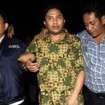 Anggota DPR dari Fraksi PPP Fanny Safriansyah alias Ivan Haz (baju batik) ditahan Polda Metro Jaya atas dugaan kasus penganiayaan terhadap pembantunya usai diperiksa di Polda Metro Jaya, Senin (29/2) malam.  foto: detikcom