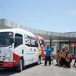 Bajes saat menjemput anak sekolah terdampak pembangunan bandara di Kediri. Foto: Ist