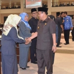 Bupati Fadeli saat menyalami anggota DPRD.