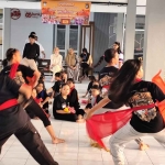 Wisatawan asal California, Sadie Nolan, saat menikmati tarian pitik walik. Foto: Ist