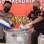 Kajari Tuban Armen Wijaya didampingi Kapolres Tuban saat memusnahhkan barang bukti tindak pidana umum yang sudah inkracht. (dok. Kejari Tuban)