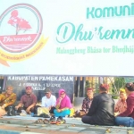 Relasi Komisi Pemilihan Umum (KPU) Kabupaten Pamekasan basis komunitas saat melakukan sosialisasi tahapan pemilu pakai bahasa Madura.