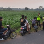 Petugas dari Satlantas Polres Kediri saat berpatroli dan menjumpai puluhan pemuda yang diduga akan melakukan aksi balap liar. (Foto: Ist.)