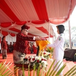 Bupati Kediri Hanindhito Himawan Pramana saat menyerahkan bendera merah putih kepada petugas pembawa bendera. (Ist)