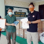 Gugus Tugas Nasional saat menyerahkan bantuan masker dan APD dalam penanganan Covid-19 di Jawa Timur. (foto: ist).