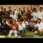 Para alumni Ponpes Tebuireng saat foto bersama. Tampak Gus Irfan bersama Ning Lia Istifhama berada di tengah-tengah.