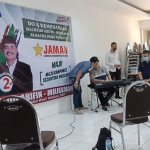 Sejumlah pendeta dari berbagai gereja di Surabaya menggelar doa bersama di Posko Jaman Jatim. (foto: DIDI ROSADI/ BANGSAONLINE)