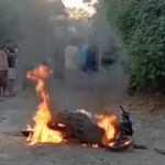 Motor milik pencuri kotak amal masjid yang dibakar oleh warga. (foto: ist)