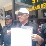 Ketua DPC Grib Jaya Kota Probolinggo, Anang Sukrisna saat melaporkan oknum yang mengaku sebagai Ketua GRIB Kota Probolinggo.