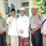 Aminurrohman (tengah pegang hp) didampingi beberapa tokoh dan anggota polisi. 