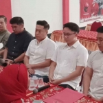Sigit Adi Permana saat mengembalikan berkas formulir sebagai calon wakil wali kota ke DPC PDIP Kota Probolinggo.