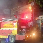 Petugas Damkar Gresik saat melakukan pemadaman pada gardu PLN yang terbakar. Foto: Ist