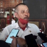 Kepala Dinas Tenaga Kerja (Disnakertrans) Kabupaten Tulungagung, Agus Santoso saat diwawancarai, Jumat (16/12/2022).
