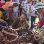 Kepala Badan Perencanaan Pembangunan Kota (Bappeko) Surabaya, Eri Cahyadi saat meninjau produk-produk UMKM sebelum pandemi. (foto: ist).