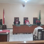 Kades Tingkis, Kecamatan Singgahan, saat menjalani sidang perdana terkait kasus sewa lahan milik PT Solusi Bangun Indonesia.