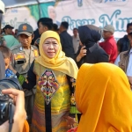Gubernur Jatim, Khofifah Indar Parawansa didampingi Wali Kota Pasuruan Adi Wibowo setelah pembukaan acara Pasar Murah. (Ist)