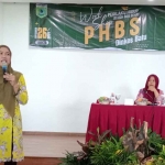 Tenaga Promosi Kesehatan dan Ilmu Perilaku Ahli Muda Dinkes Kota Batu, Nimatul Khoiriyah, saat memberi paparan terkait PHBS di Kota Agropolitan.
