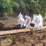 Suasana pemakaman PDP asal Desa Giripurno, Kecamatan Bumiaji, Kota Batu, Kamis (7/5).