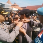 Kapolresta ketika melakukan penyematan pita operasi. foto: SOFFAN/ BANGSAONLINE