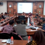 Bupati Sambari bersama pejabat Forkopimda saat rapat membahas kekeringan.