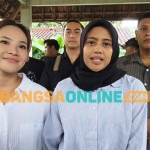 Pasangan calon Wali Kota dan Wakil Wali Kota Kediri nomor urut 2, Ferry Silviana Feronica bersama Regina Nadya Suwono saat menggelar konferensi pers. Foto: MUJI HARJITA/BANGSAONLINE