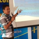 Rony Ashfar Susanto, praktisi media Pacitan saat memberikan materi pada diklat jurnalistik PMII. foto: YUNIARDI S/ BANGSAONLINE