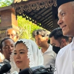 Yenny Wahid bersama Ganjar Pranowo saat ziarah ke makam Gus Dur, di Tebuireng, Jombang.