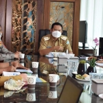 Bupati Yuhronur Efendi saat memimpin rapat dengan Kapolres dan Dandim membahas penanganan klaster hajatan di Desa Sidodowo.